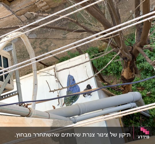 צינורות פלסטיק מותקנים על קיר חיצוני של בניין